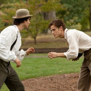 Ian Somerhalder e Paul Wesley in una sequenza del passato dell'episodio Lost Girls di The Vampire Diaries