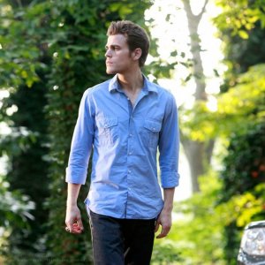Il giovane attore Paul Wesley durante una scena dell'episodio Lost Girls di The Vampire Diaries