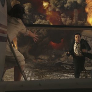 John Cusack in un'adrenalinica sequenza di 2012 di R. Emmerich