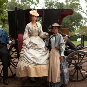 Katherine (Nina Dobrev) e i suoi servitori nel flashback dell'episodio Lost Girls di The Vampire Diaries
