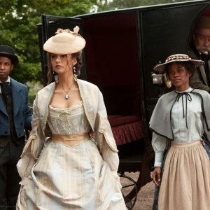 Katherine (Nina Dobrev) scesa dalla carrozza nel flashback dell'episodio Lost Girls di The Vampire Diaries