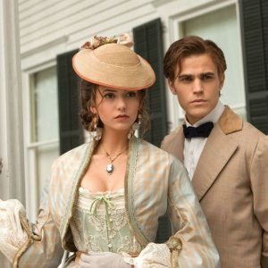 Madama Katherine (Nina Dobrev) e Stefan (Paul Wesley) nel flashback dell'episodio Lost Girls di The Vampire Diaries
