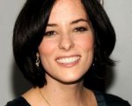 Parker Posey e Danny Glover in biblioteca