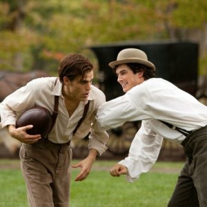 Paul Wesley e Ian Somerhalder si sfidano a rugby nell'episodio Lost Girls di The Vampire Diaries