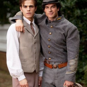 Stefan (Paul Wesley) e Damon (Ian Somerhalder) con abiti del passato nel flashback dell'episodio Lost Girls di The Vampire Diaries