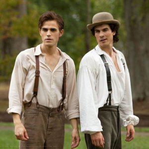 Stefan (Paul Wesley) e Damon (Ian Somerhalder) discutono, nell'episodio Lost Girls di The Vampire Diaries