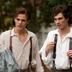 Stefan (Paul Wesley) e Damon (Ian Somerhalder) in una scena del passato nell'episodio Lost Girls di The Vampire Diaries