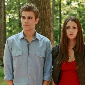 Stefan (Paul Wesley) ed Elena (Nina Dobrev) nel bosco in una scena dell'episodio Lost Girls di The Vampire Diaries