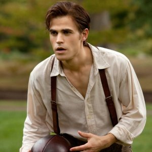 Stefan (Paul Wesley) in una scena del passato nell'episodio Lost Girls di The Vampire Diaries