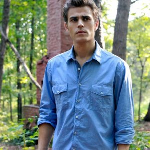 Stefan Salvatore (Paul Wesley) in mezzo al bosco in una scena dell'episodio Lost Girls di The Vampire Diaries
