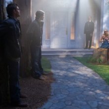 Supernatural, quinta stagione: Jared Padalecki e Jensen Ackles con la guest star Paris Hilton in una scena dell'episodio 'Fallen Angel'.