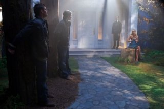 Supernatural, quinta stagione: Jared Padalecki e Jensen Ackles con la guest star Paris Hilton in una scena dell'episodio 'Fallen Angel'.