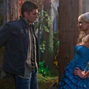 Supernatural, quinta stagione: Paris Hilton con Jensen Ackles nell'episodio 'Fallen Angel'.