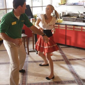 Sarah Walker (Yvonne Strahovski) in una scena di combattimento con John Casey (Adam Baldwin) nell'episodio Chuck vs. L'elicottero di Chuck