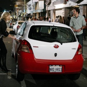 Yvonne Strahovski e Zachary Levi nell'episodio Pilota di Chuck