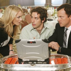 Yvonne Strahovski, Zachary Levi e Adam Baldwin cercano di disinnescare una bomba nell'episodio Pilota di Chuck