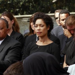 Gina Torres in una scena dell'episodio 137 Sekunden di FlashForward