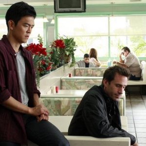 Joseph Fiennes e John Cho in una scena dell'episodio Black Swan di FlashForward