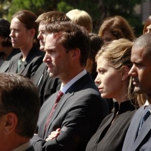 Sonya Walger e Joseph Fiennes in una scena dell'episodio 137 Sekunden di FlashForward