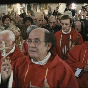 Adam Woronowicz in una scena del film Popieluszko