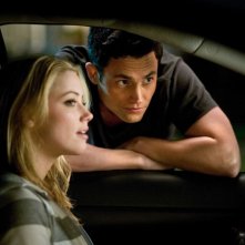 Amber Heard e Penn Badgley in un'immagine del film The Stepfather