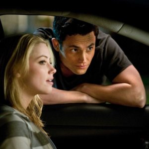 Amber Heard e Penn Badgley in un'immagine del film The Stepfather