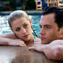 Amber Heard e Penn Badgley in una scena del film The Stepfather