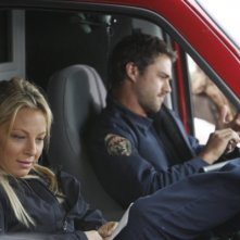 Anastasia Griffith e Taylor Kinney in un momento dell'episodio Stuck di Trauma