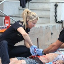 Anastasia Griffith e Taylor Kinney in una scena dell'episodio Stuck di Trauma