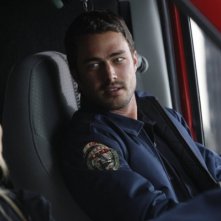 Anastasia Griffith e Taylor Kinney nell'episodio Stuck di Trauma