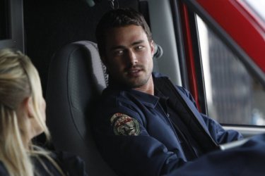 Anastasia Griffith e Taylor Kinney nell'episodio Stuck di Trauma