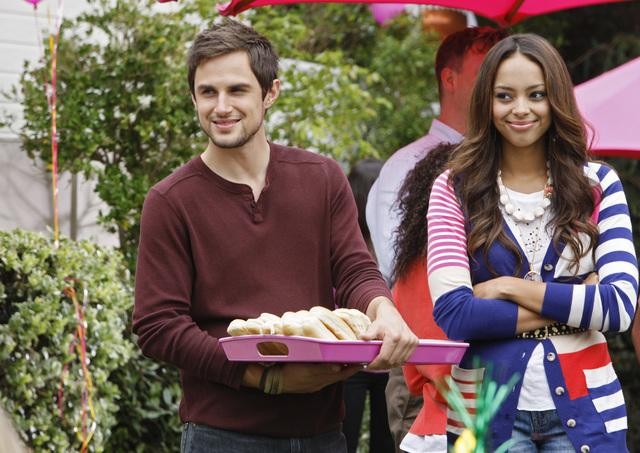 Andrew J. West ed Amber Stevens nell'episodio Our Fathers della serie Greek