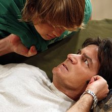 Angus T. Jone e Charlie Sheen in un momento dell'episodio Mmm, Fish. Yum. di Due uomini e mezzo