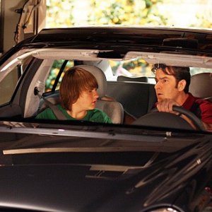 Angus T. Jone e Charlie Sheen in una scena dell'episodio Mmm, Fish. Yum. di Due uomini e mezzo