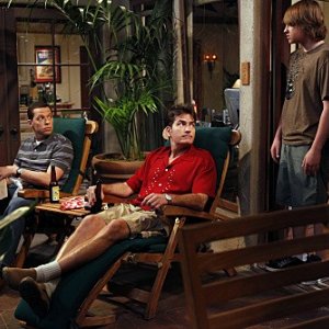 Charlie Sheen e Jon Cryer in una scena dell'episodio Whipped Unto the Third Generation della serie Due uomini e mezzo