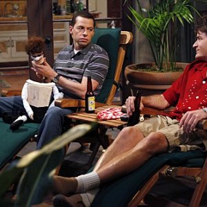 Charlie Sheen e Jon Cryer nell'episodio Whipped Unto the Third Generation della serie Due uomini e mezzo