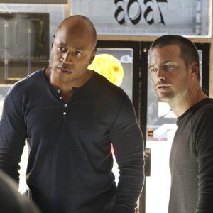 Chris O'Donnell e LL Cool J durante un'indagine nell'episodio Search and Destroy di NCIS: Los Angeles