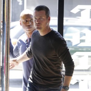 Chris O'Donnell e LL Cool J in una sequenza dell'episodio Search and Destroy di NCIS: Los Angeles