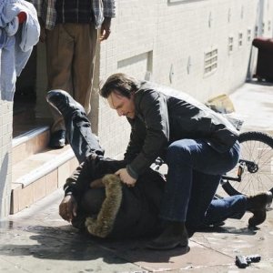 Christian Slater e Deprece Reddick in una scena dell'episodio Railroad Jane della serie The Forgotten