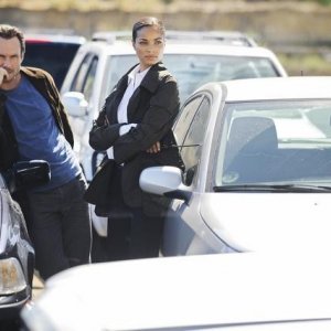 Christian Slater e Rochelle Aytes in una scena dell'episodio Railroad Jane della serie The Forgotten