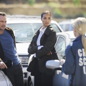 Christian Slater e Rochelle Aytes nell'episodio Railroad Jane della serie The Forgotten