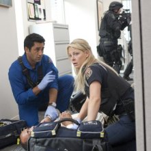 Cliff Curtis ed Anastasia Griffith nell'episodio Bad Day at Work della serie Trauma
