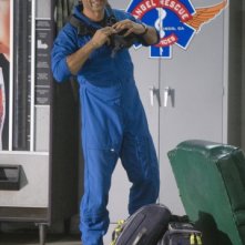 Cliff Curtis in una scena dell'episodio Bad Day at Work della serie Trauma