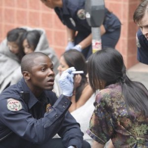 Derek Luke e Kevin Rankin in un momento dell'episodio Stuck di Trauma