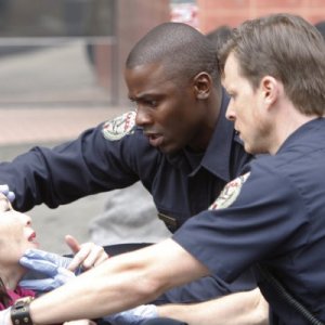 Derek Luke e Kevin Rankin in una scena dell'episodio Stuck di Trauma