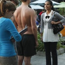 Dilshad Vadsaria in una scena dell'episodio The Half-Naked Gun della serie Greek