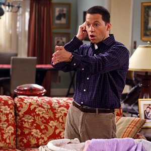 Jon Cryer in una scena dell'episodio Mmm, Fish. Yum. di Due uomini e mezzo