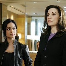 Julianna Margulies ed Archie Panjabi in una scena dell'episodio Home della serie The Good Wife