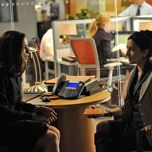 Julianna Margulies ed Archie Panjabi nell'episodio Fixed della serie The Good Wife