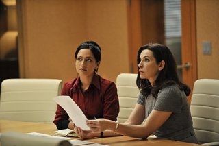 Julianna Margulies ed Archie Panjabi in una scena dell'episodio Fixed della serie The Good Wife